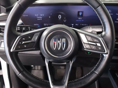Used 2025 Buick Enclave Avenir FWD image 3