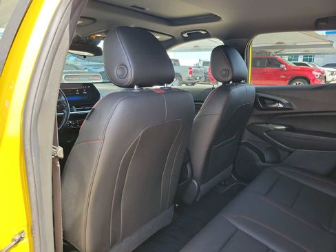 Used 2025 Chevrolet Trax RS w/ Sunroof Package FWD image 16