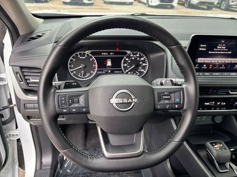Used 2025 Nissan Rogue SV FWD image 29
