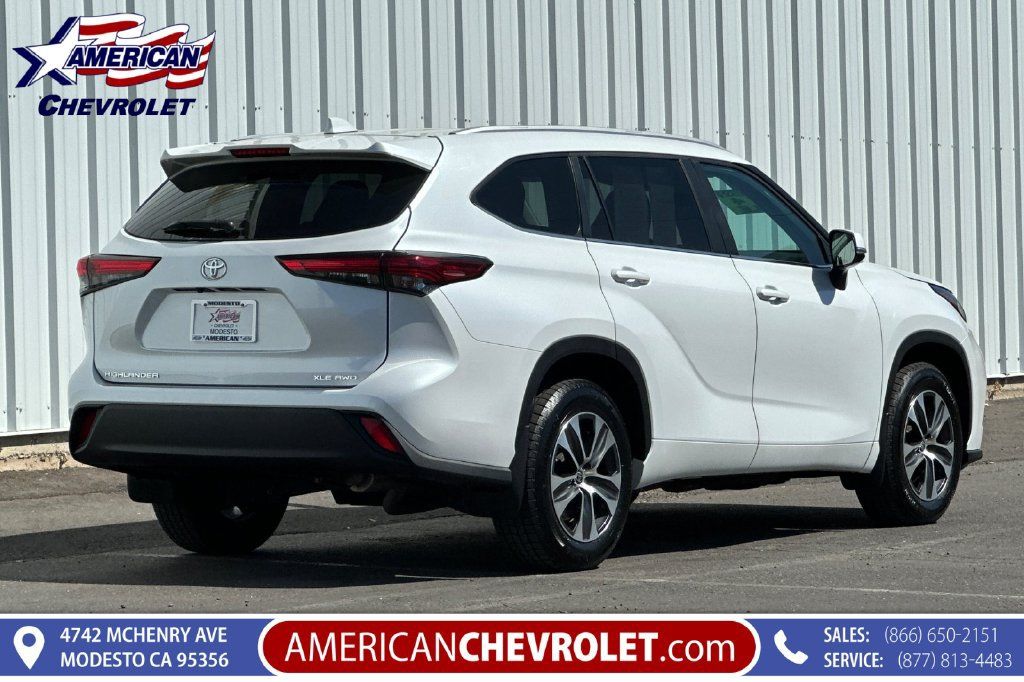 Used 2023 Toyota Highlander XLE AWD/4WD image 4