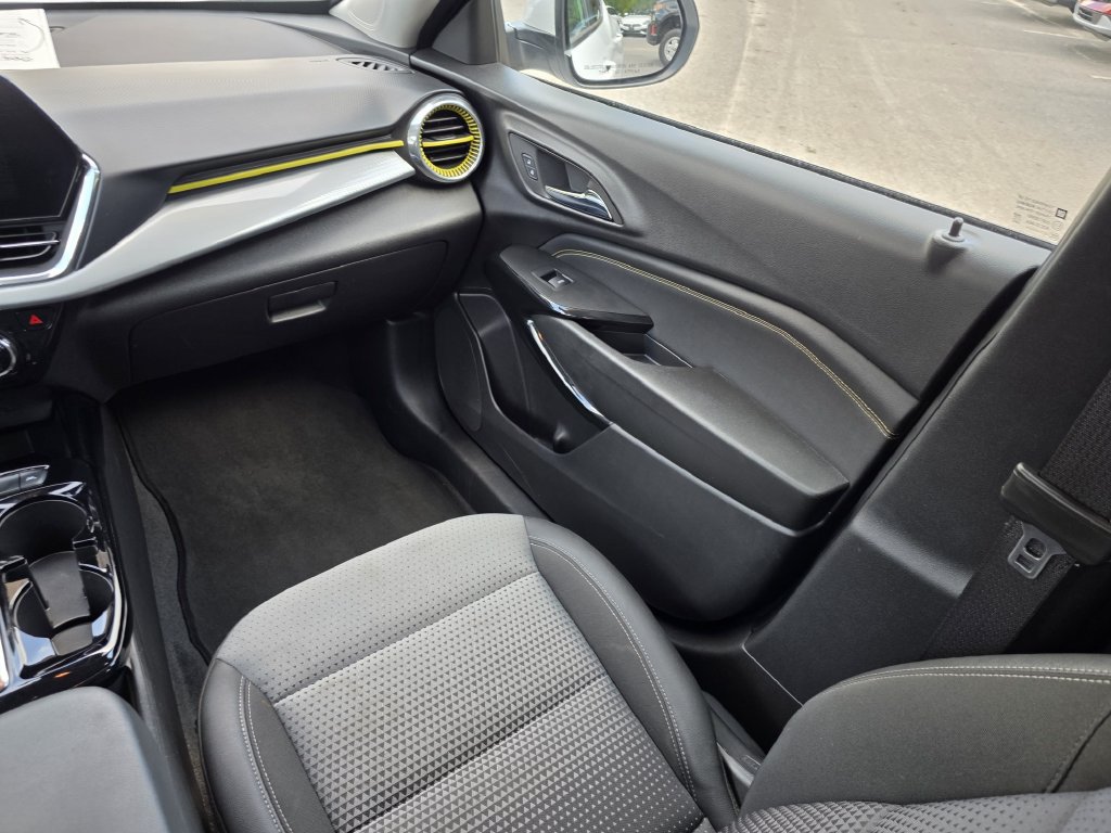 Used 2025 Chevrolet Trax LT FWD image 16