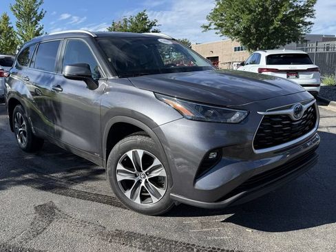 Used 2023 Toyota Highlander XLE AWD/4WD image 1