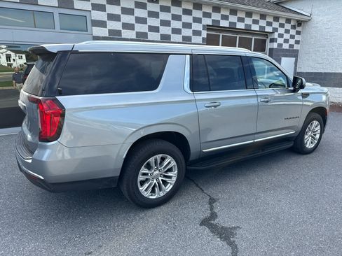 Used 2024 GMC Yukon XL SLT w/ SLT Premium Package AWD/4WD image 4