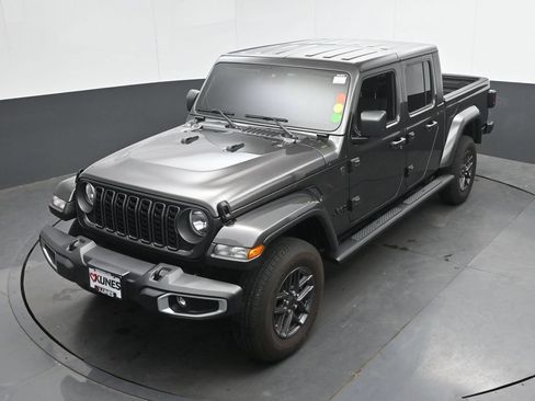 Used 2025 Jeep Gladiator Sport AWD/4WD image 32
