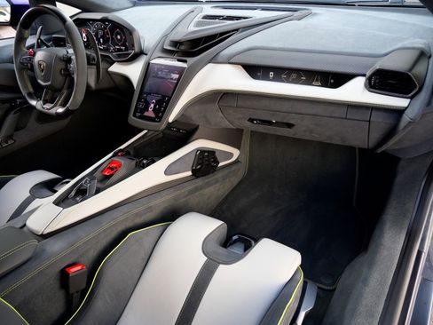 Used 2025 Lamborghini Revuelto AWD/4WD image 7