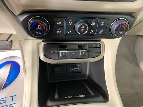 Used 2021 GMC Acadia Denali w/ Denali Technology Package FWD image 24