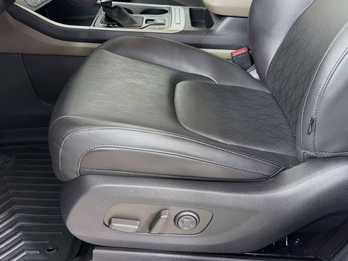Used 2025 Kia Carnival FWD image 24