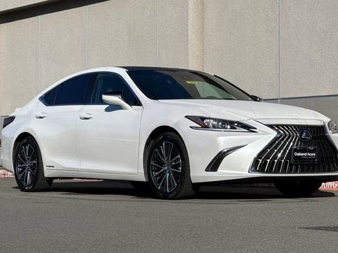Used 2022 Lexus ES 300h w/ Premium Package FWD image 2