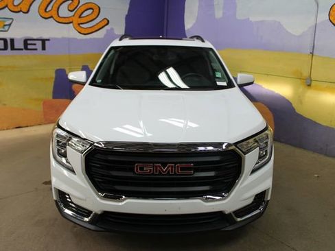 Used 2024 GMC Terrain SLE w/ Driver Convenience Package FWD image 3