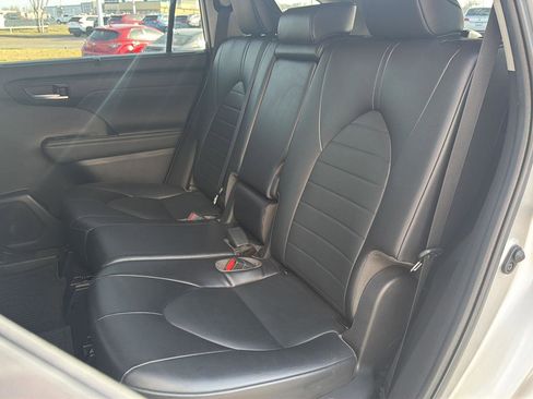 Used 2022 Toyota Highlander XLE image 13