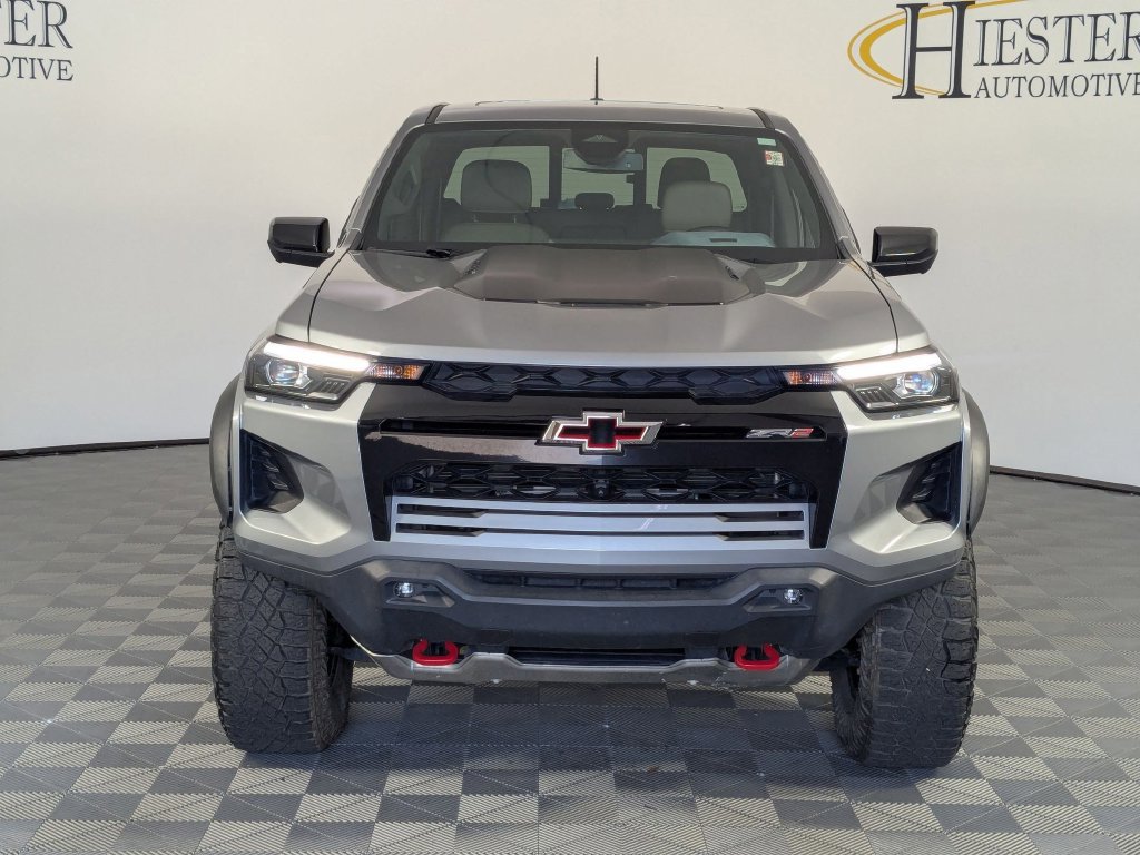 Used 2025 Chevrolet Colorado ZR2 w/ Technology Package AWD/4WD image 3
