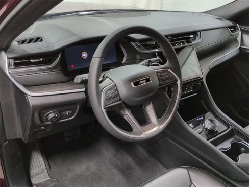 Used 2025 Jeep Grand Cherokee L Limited image 10