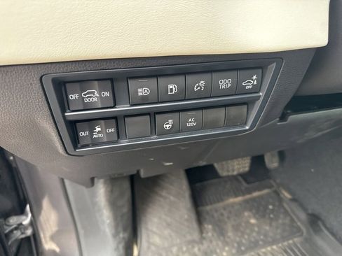 Used 2025 Toyota Sequoia Capstone AWD/4WD image 10