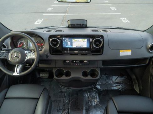 Used 2025 Mercedes-Benz Sprinter 2500 image 18