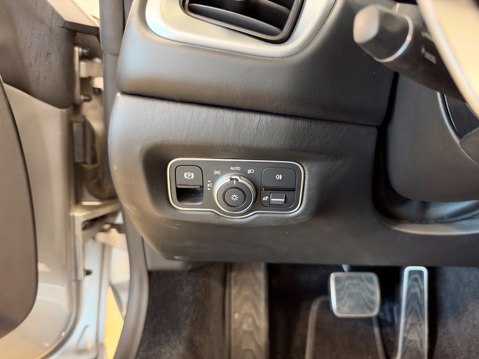 Used 2021 Aston Martin V8 Vantage Roadster RWD image 29