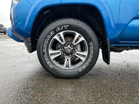 Used 2018 Toyota Tacoma TRD Sport image 24