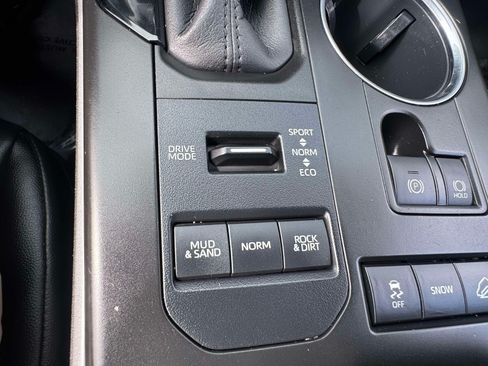 Certified 2020 Toyota Highlander XLE AWD/4WD image 34