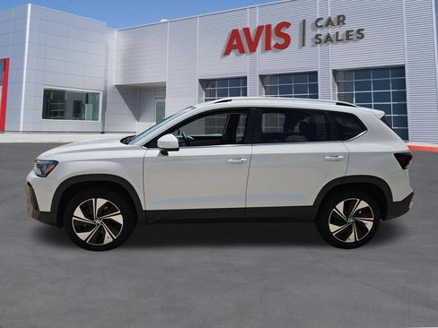 Used 2025 Volkswagen Taos SE AWD/4WD image 2