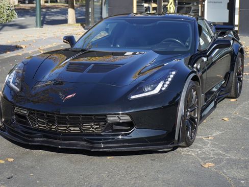 Used 2015 Chevrolet Corvette Z06 w/ 3LZ Preferred Equipment Group image 3