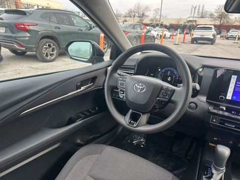 Used 2025 Toyota Camry LE image 33