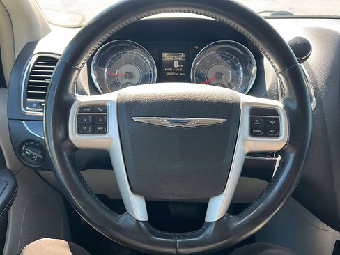 Used 2016 Chrysler Town & Country Touring FWD image 7