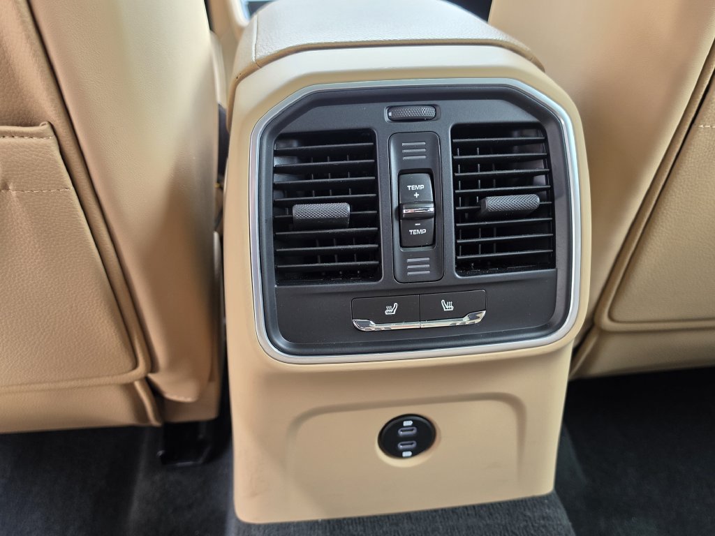 Used 2026 Porsche Macan AWD/4WD image 18