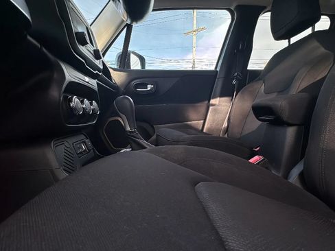 Used 2017 Jeep Renegade Latitude FWD image 17