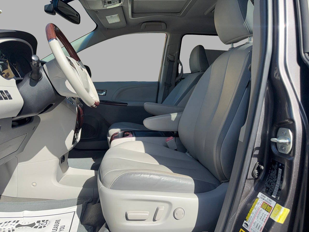 Used 2013 Toyota Sienna Limited w/ Premium Pkg FWD image 12