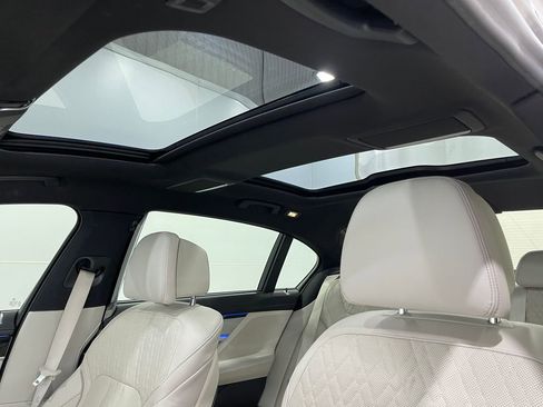Used 2021 BMW 750i xDrive w/ Executive Package image 12