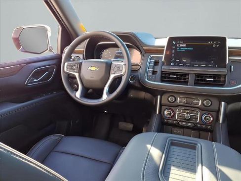 Used 2024 Chevrolet Suburban Premier w/ Premium Package image 33