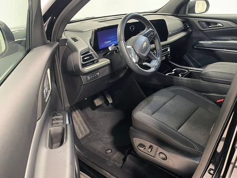 Used 2025 Chevrolet Traverse LT AWD/4WD image 3