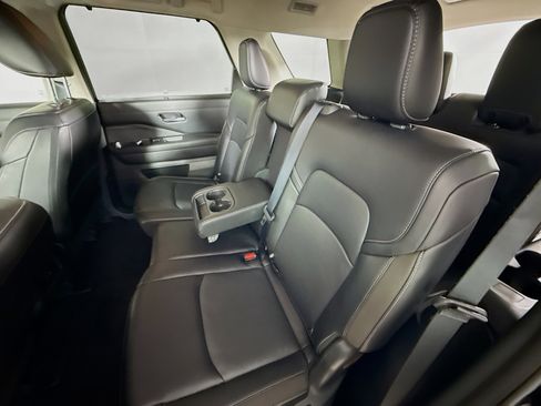 Used 2024 Nissan Pathfinder SL w/ Black Appearance Package image 29