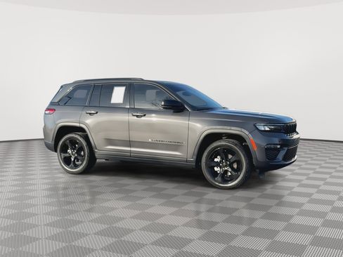 Used 2024 Jeep Grand Cherokee Limited w/ Black Appearance Package image 4