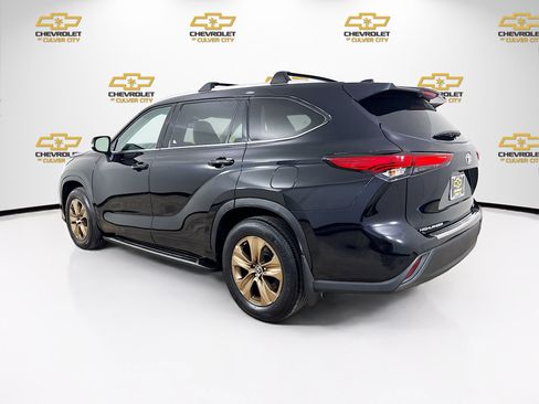 Used 2022 Toyota Highlander Bronze Edition FWD image 5