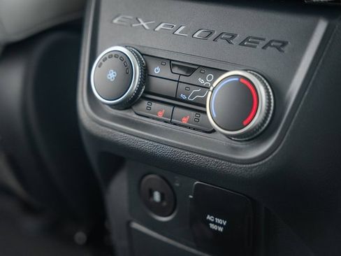 Used 2025 Ford Explorer Platinum w/ Ultimate Package image 39