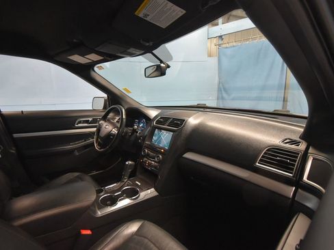 Used 2017 Ford Explorer XLT w/ Equipment Group 202A image 23