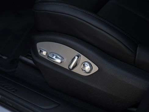 Certified 2025 Porsche Macan AWD/4WD image 15