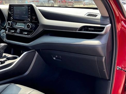 Used 2022 Toyota Highlander XLE FWD image 15