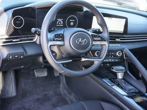 Used 2023 Hyundai Elantra SEL w/ Convenience Package image 9