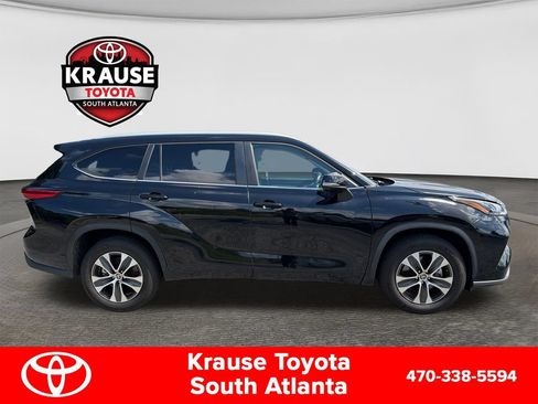 Used 2023 Toyota Highlander XLE FWD image 4