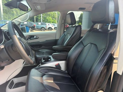 Used 2023 Chrysler Pacifica Touring-L FWD image 22