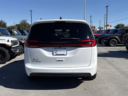 New 2026 Chrysler Pacifica Select image 6