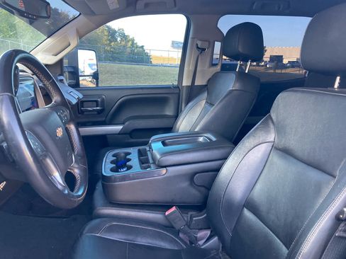 Used 2017 Chevrolet Silverado 2500 LT w/ Midnight Edition AWD/4WD image 4