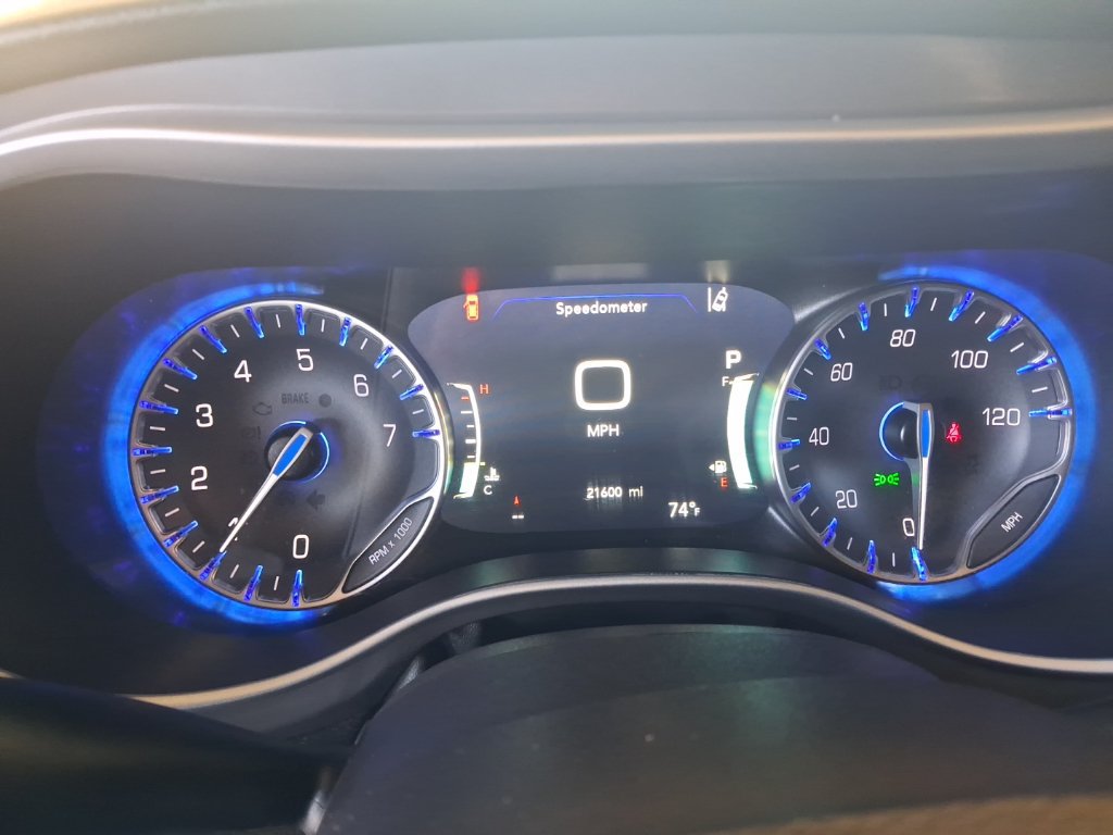 Used 2026 Chrysler Pacifica Select FWD image 2