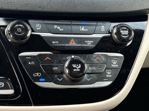 Used 2023 Chrysler Pacifica Touring-L FWD image 26