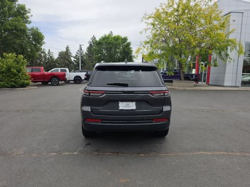 Used 2024 Jeep Grand Cherokee Altitude AWD/4WD image 12