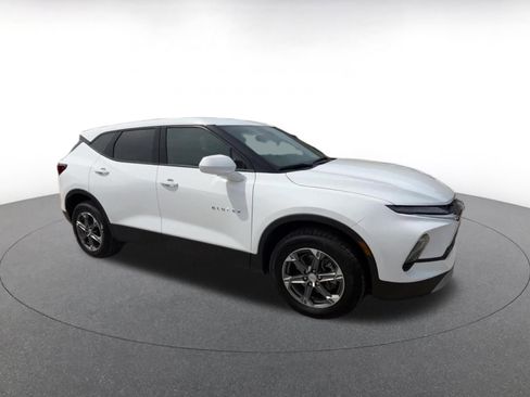 Used 2025 Chevrolet Blazer LT FWD image 2