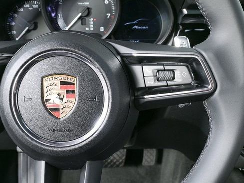 Certified 2025 Porsche Macan image 12