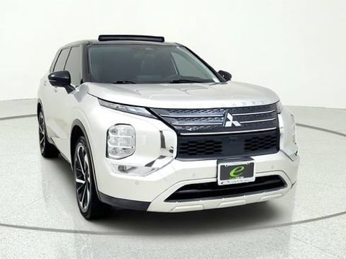Used 2022 Mitsubishi Outlander SE AWD/4WD image 2
