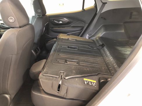 Used 2024 GMC Terrain SLE w/ Driver Convenience Package image 11